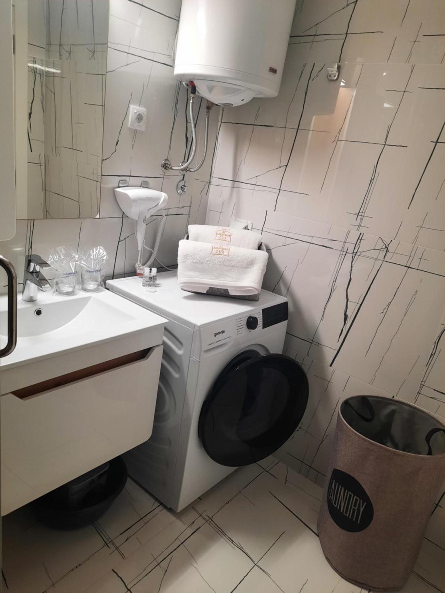 Apartman Lux-Besplatno Koriscenje Zasebne Garaze سريمسكا ميتروفيكا المظهر الخارجي الصورة